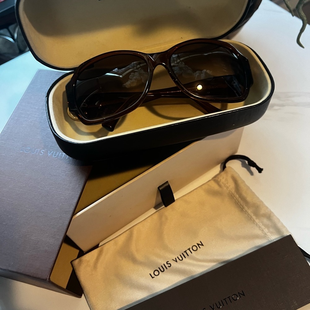 Louis Vuitton Hortensia Sunglasses - Picture 6 of 13